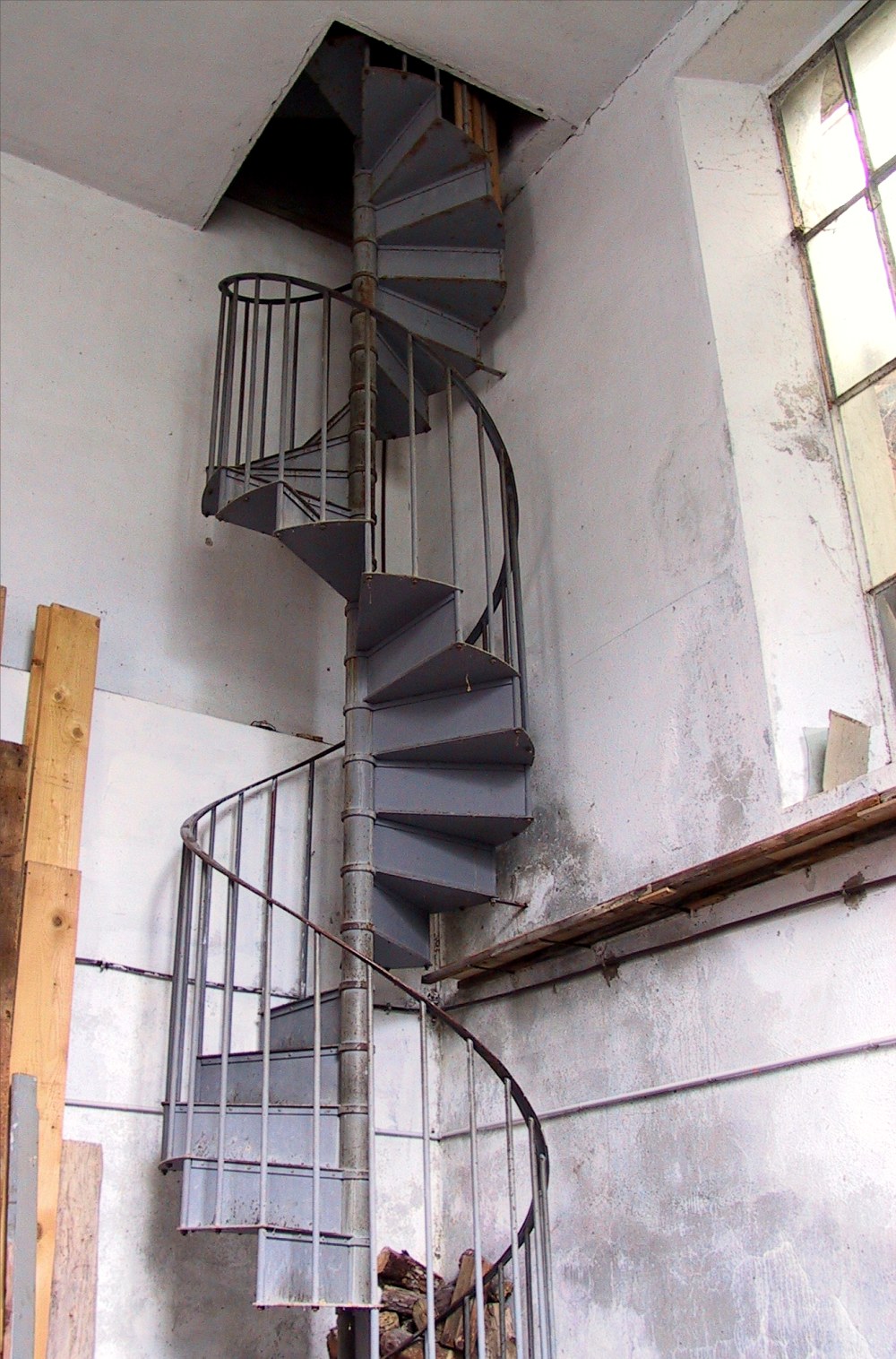 Escalier  vis de la salle des turbines