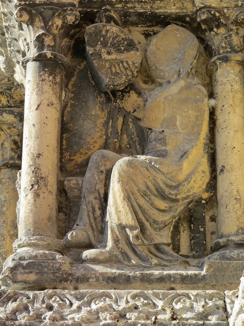 Cathdrale de Sens, l'astronomie lve son astrolabe.