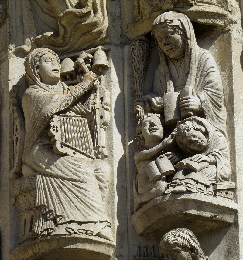 Cathedrale_Chartres_musique_grammaire.jpg (380550 octets)