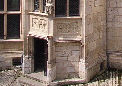 Palais Jacques Coeur, les tympans aux trois arbres