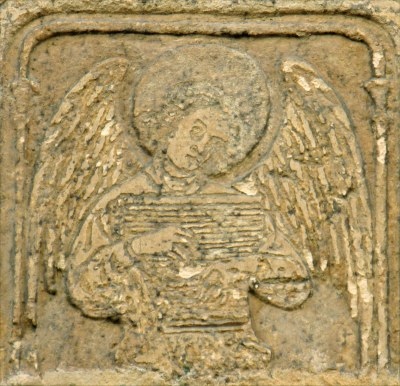 L'ange jouant d'un instrument de musique  l'auberge Nicolas Flamel