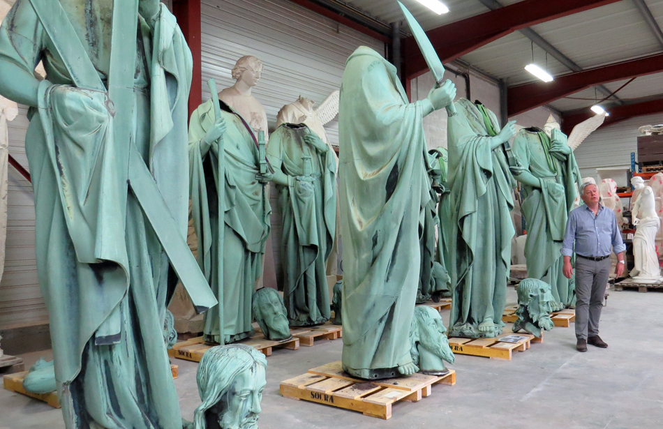 Statues de Viollet-Leduc en restauration chez Socra