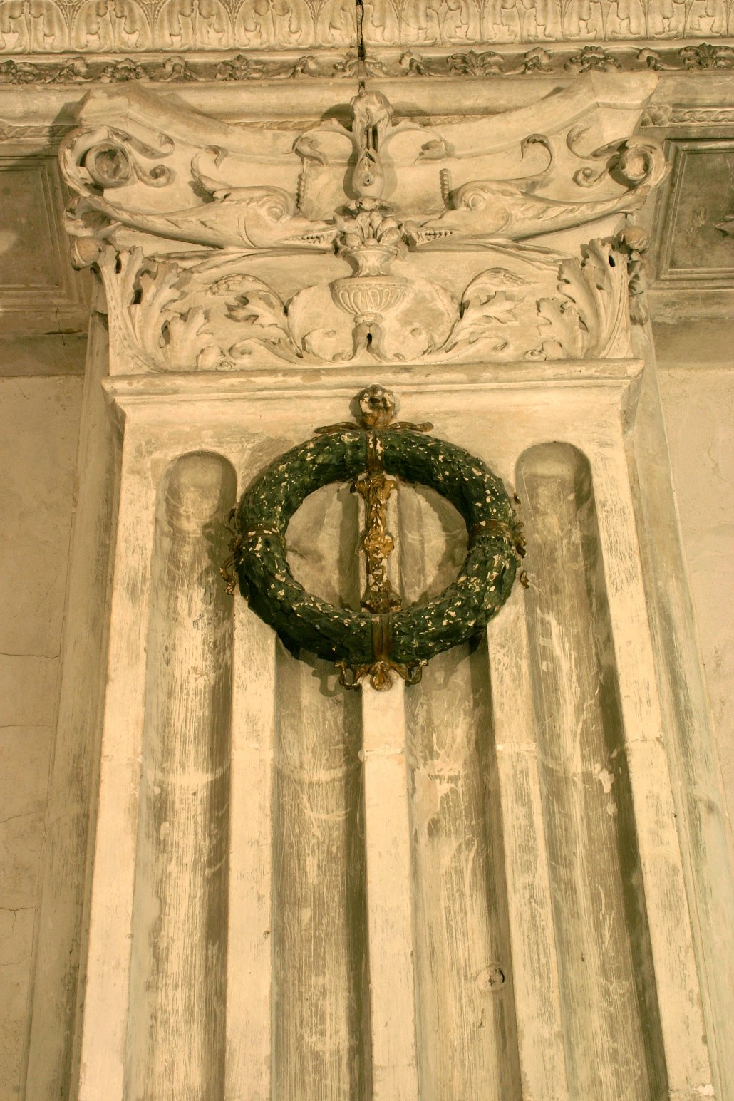 Vase aux dauphins de la chapelle (396 Ko)