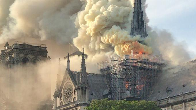 Incendie de Notre-Dame, les flammes apparaissent