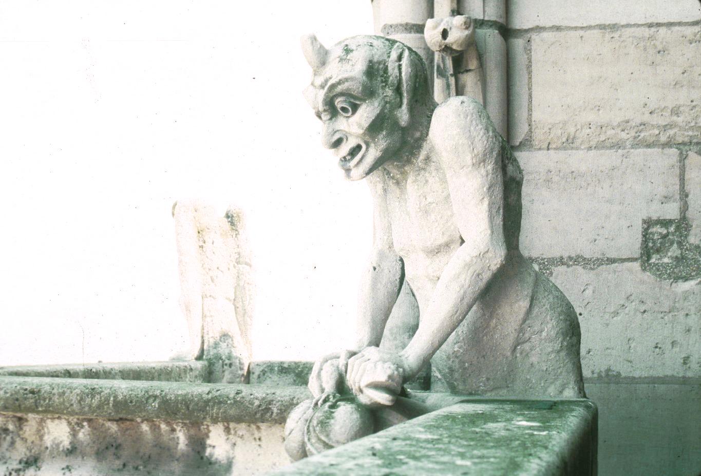 paris-gargouille-diable-nord.jpg (153623 octets)