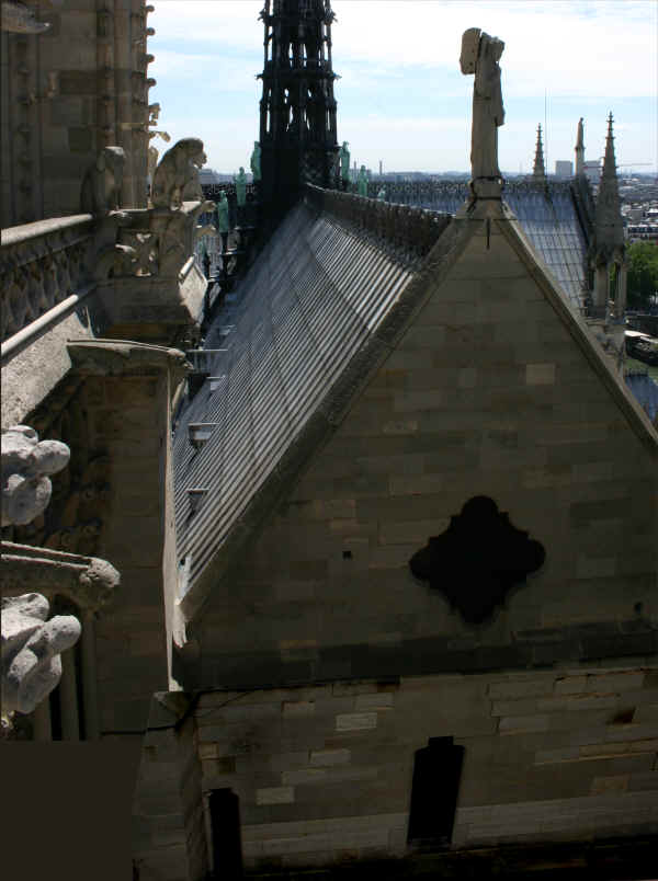 Cathdrale Notre Dame de Paris, entre dans les combles, sous la toiture